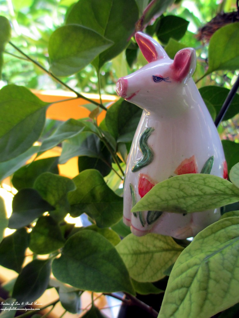 plant pokes https://lolajack.jp.net/diy-project-plant-pokes-from-vintage-salt-pepper-shakers/