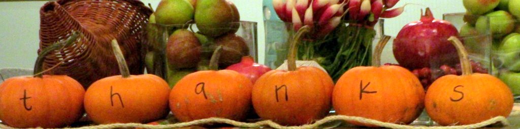 https://lolajack.jp.net/happy-thanksgiving-make-a-cornucopia-of-fresh-fruit-flowers-for-a-centerpiece/
