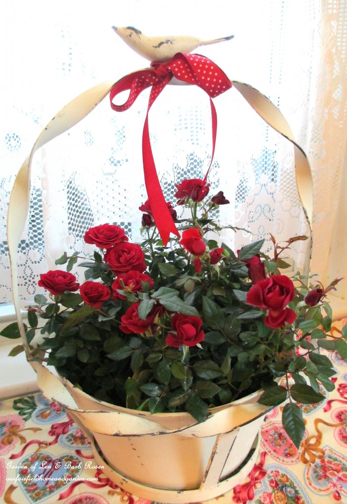 red roses symbolize love https://lolajack.jp.net/be-my-valentine-valentine-decor/