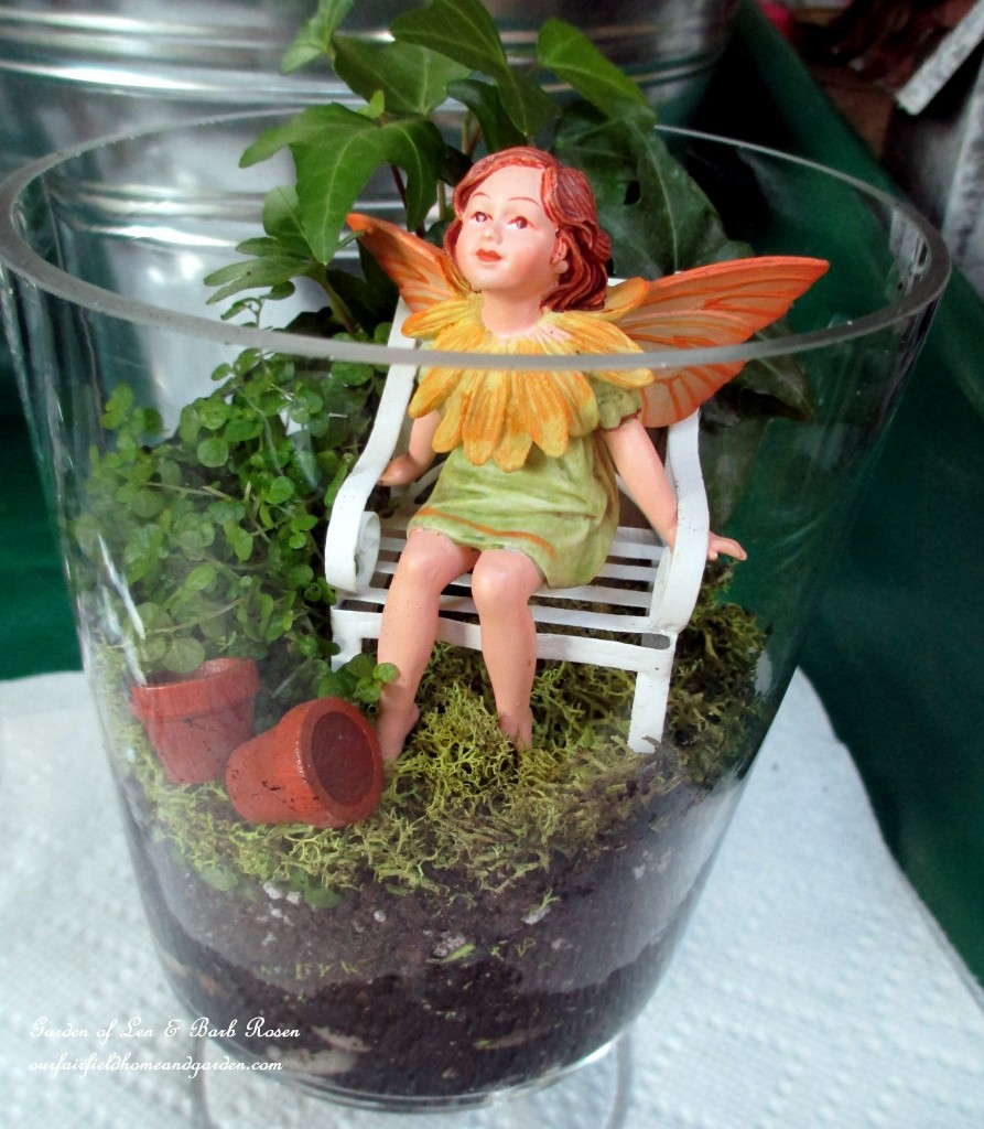 https://lolajack.jp.net/diy-project-summer-enchantment-in-a-jar/ Add dried or fresh moss and little accents like a seated fairy and tiny clay pots.