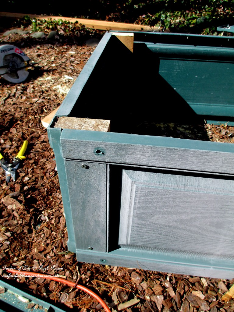 corner detail ~ exterior view https://lolajack.jp.net/diy-project-raised-beds-for-free/