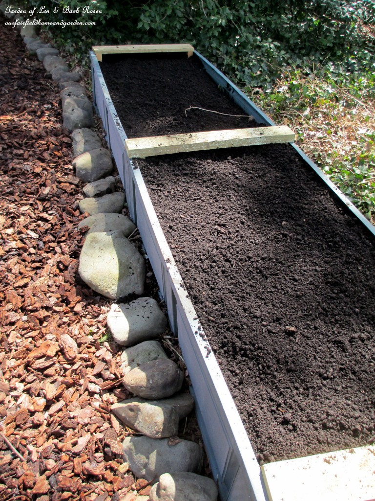 finished and filled, an unpainted raised bed https://lolajack.jp.net/diy-project-raised-beds-for-free/