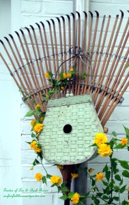 ~ Birdhouse Rake ~ https://lolajack.jp.net/diy-project-repurposed-rakes/