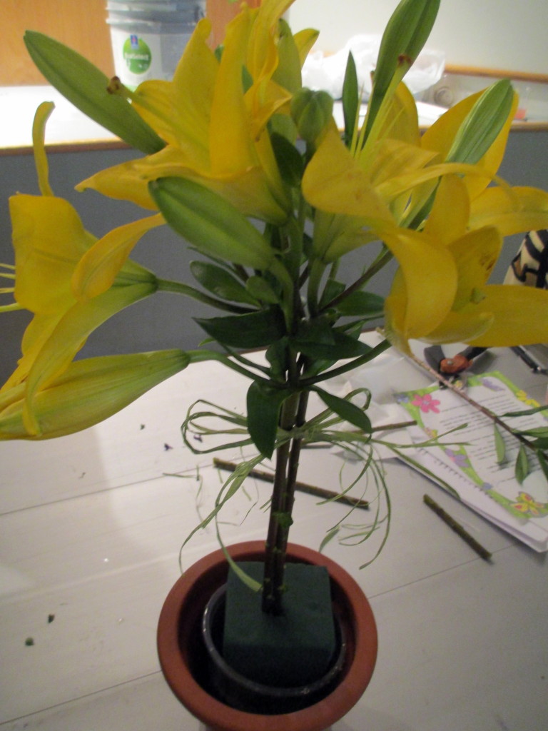 https://lolajack.jp.net/diy-project-blooming-topiary/Step # 2 ~ place three long-stemmed lilies together and push into the oasis, then tie with raffia or ribbon
