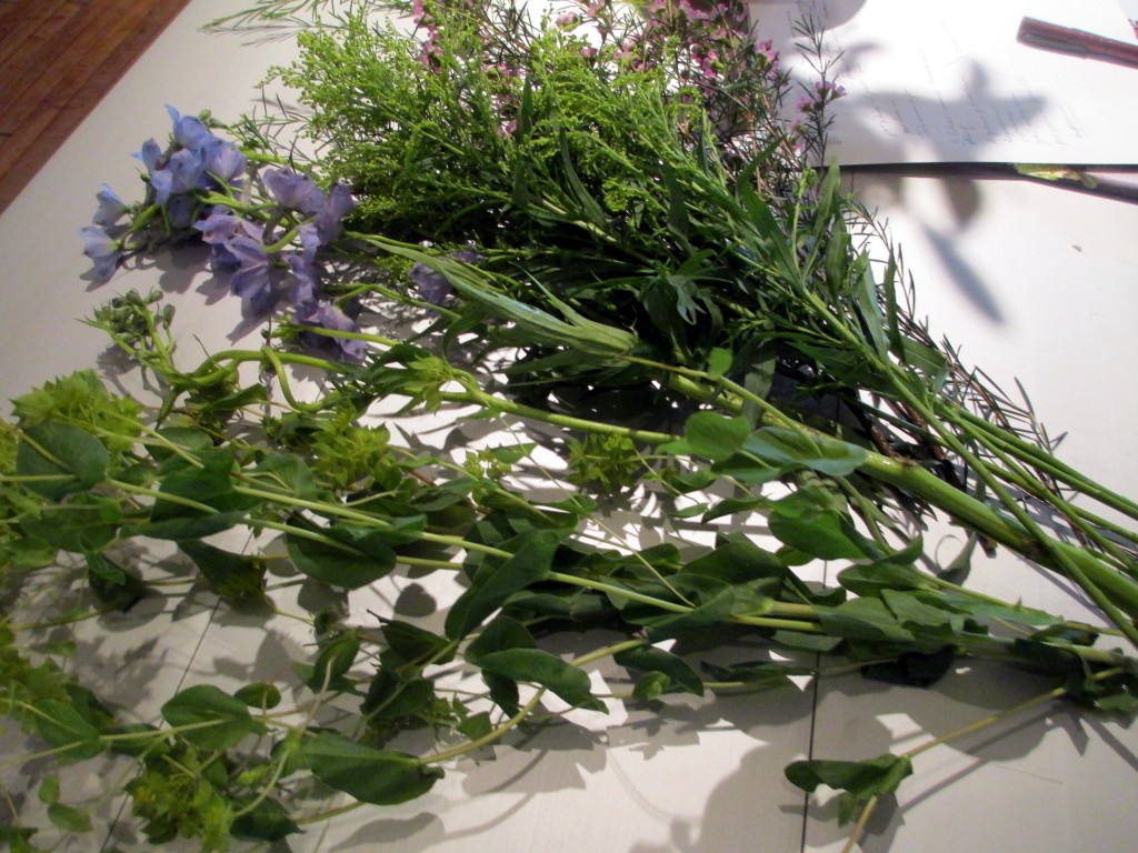 https://lolajack.jp.net/diy-project-blooming-topiary/Step # 3  ~ use the waxflower, alstroemeria, bupleurum, and delphinium to cover the oasis