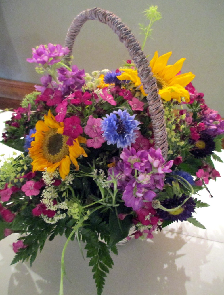 completed country basket https://lolajack.jp.net/diy-project-country-flower-basket/