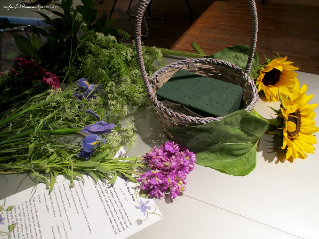 gathered materials ready to arrange https://lolajack.jp.net/diy-project-country-flower-basket/