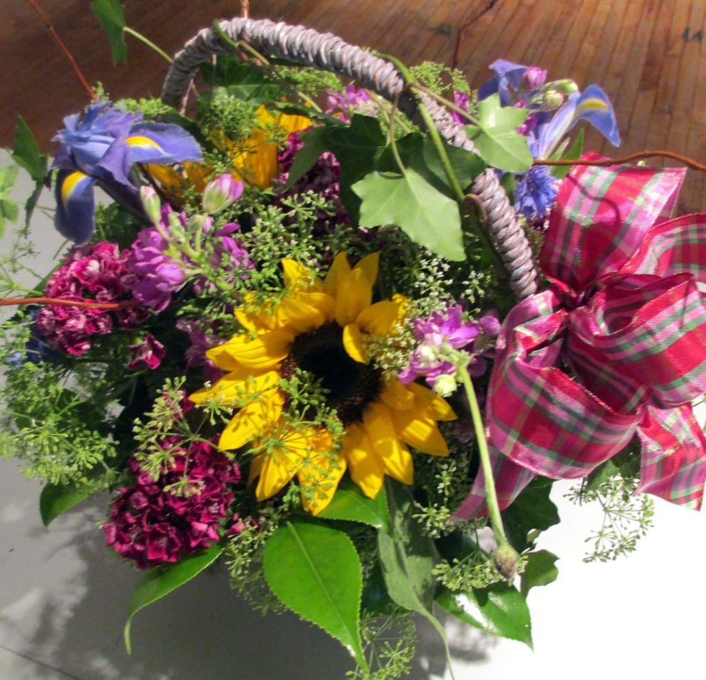 a finished country basket https://lolajack.jp.net/diy-project-country-flower-basket/