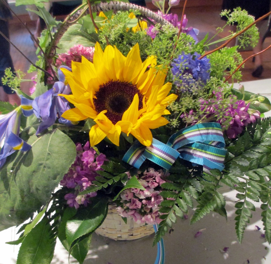 a finished basket https://lolajack.jp.net/diy-project-country-flower-basket/