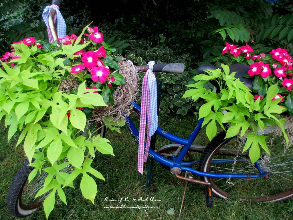 My completed bicycle planter complete with ribbon streamers!https://lolajack.jp.net/diy-project-my-bicycle-planter/