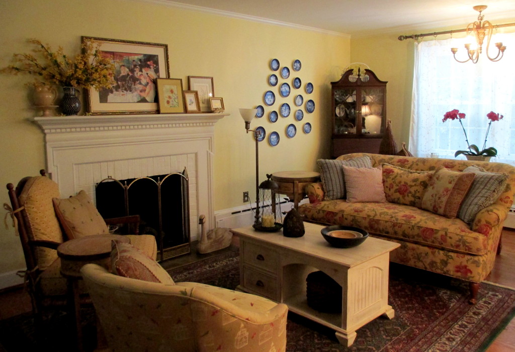 cozy conversation grouping https://lolajack.jp.net/livingroom-makeover-grandma-to-grandeur/