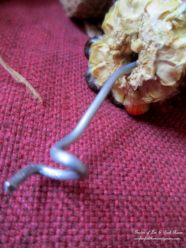 After breaking the large Indian Corn into thirds, drill a hole through each piece and insert the wire. https://lolajack.jp.net/diy-fall-corn-cob-wreath/
