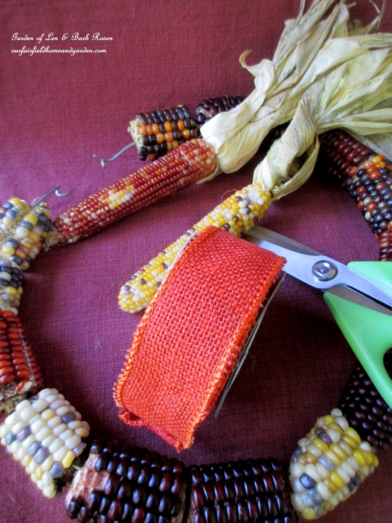 Twist the wire ends together to make a circle. https://lolajack.jp.net/diy-fall-corn-cob-wreath/