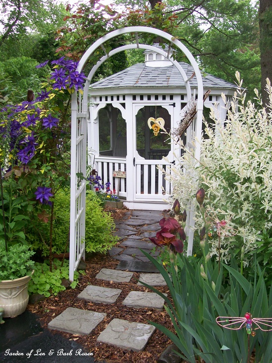 gazebo in the spring garden https://lolajack.jp.net/spring-fever/