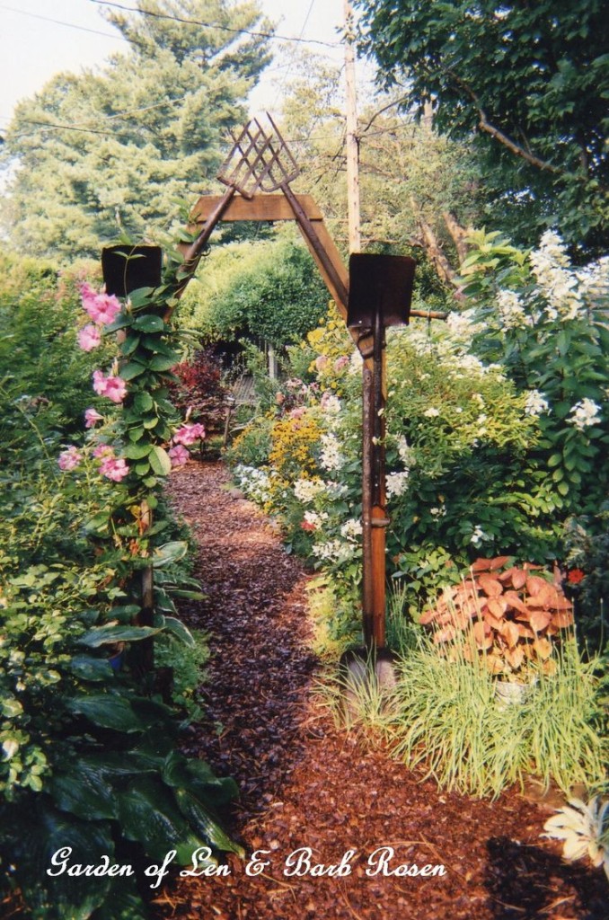 Rusty Tool Arbor https://lolajack.jp.net/a-trip-down-memory-lane-my-former-garden/