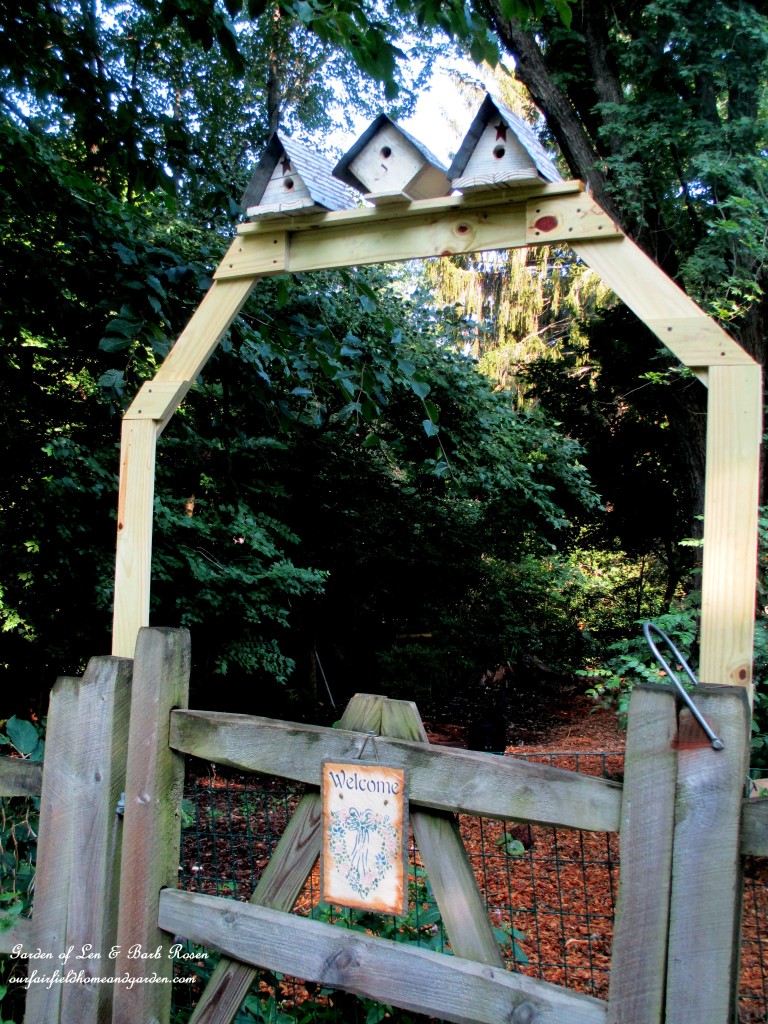 Birdhouse Arbor https://lolajack.jp.net/garden-arbors-gates-make-an-entrance/