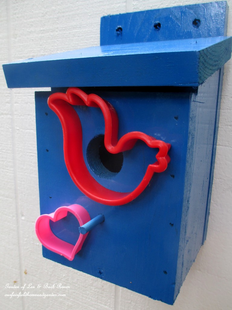 Cookie Cutter Birdhouse https://lolajack.jp.net/kitschy-kitchen-garden-accents/