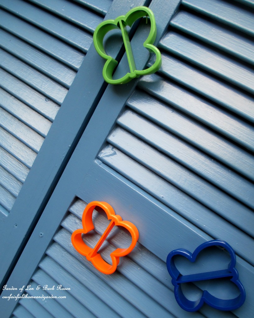 Cookie Cutter Fence Accents https://lolajack.jp.net/kitschy-kitchen-garden-accents/