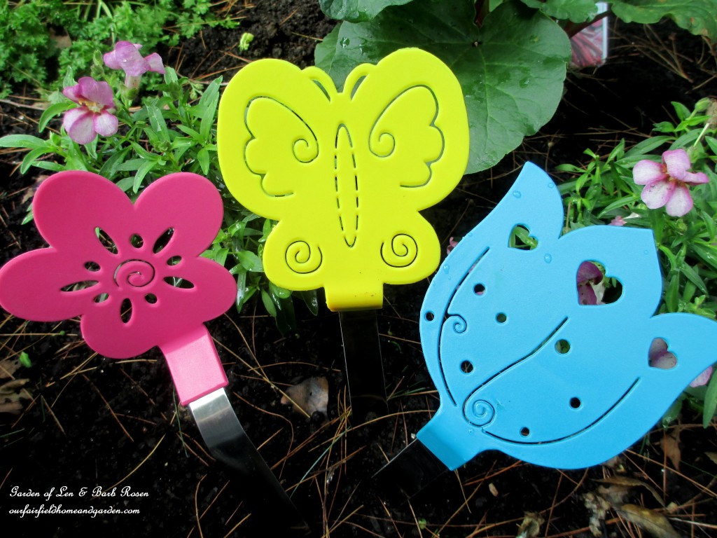 Dollar Store Spatula Garden Accents https://lolajack.jp.net/kitschy-kitchen-garden-accents/