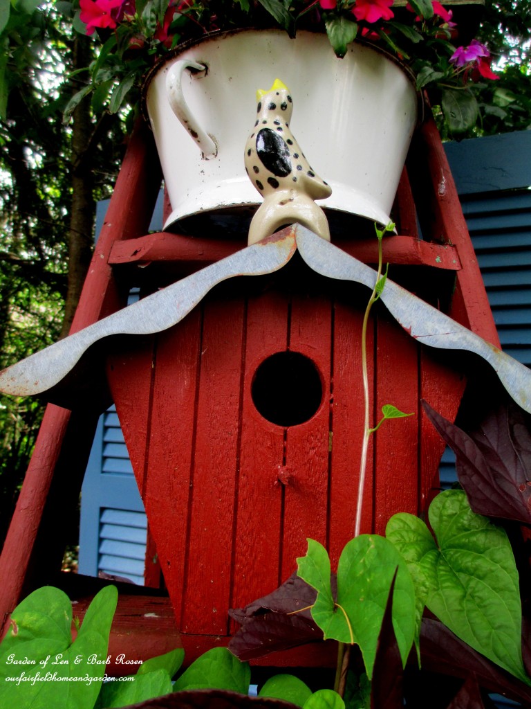 Pie Bird garden accent https://lolajack.jp.net/kitschy-kitchen-garden-accents/