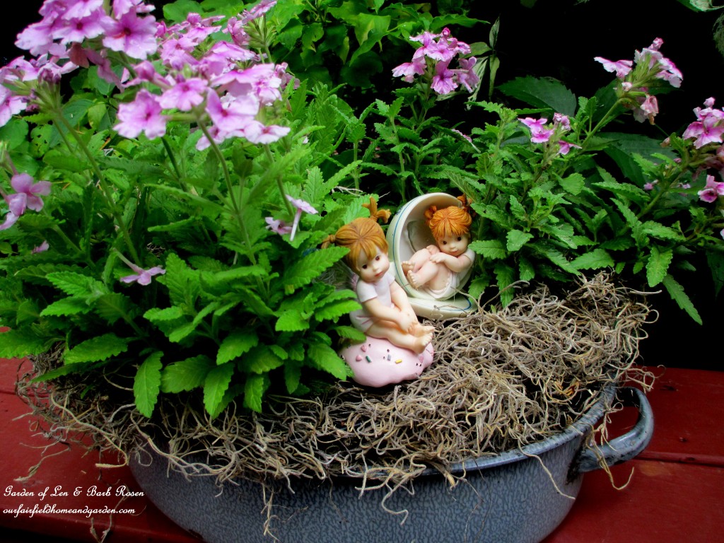 Roasting Pan Planter https://lolajack.jp.net/kitschy-kitchen-garden-accents/