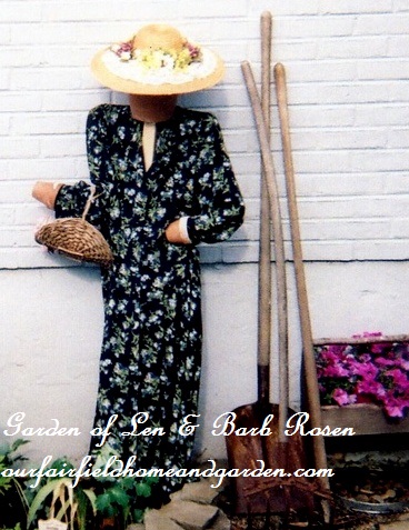 Pretty Scarecrow https://lolajack.jp.net/diy-project-wood-scrap-scarecrow-my-garden-maiden/