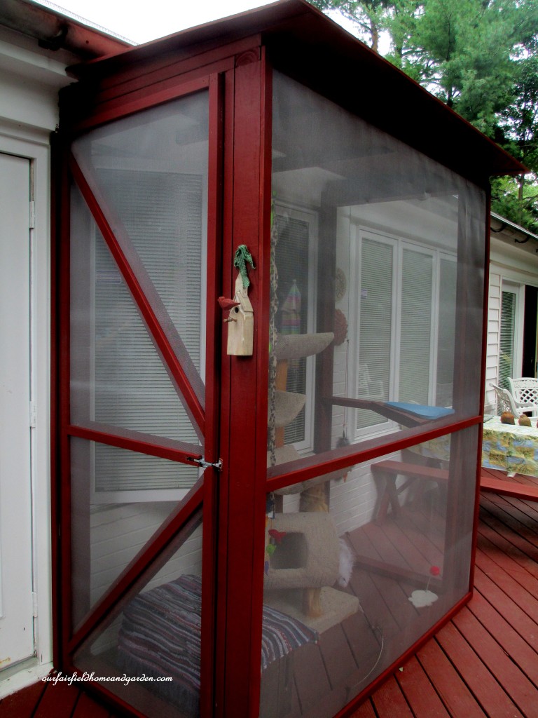 Catio https://lolajack.jp.net/build-a-catio-a-tiny-screen-house-for-kitty-cats/