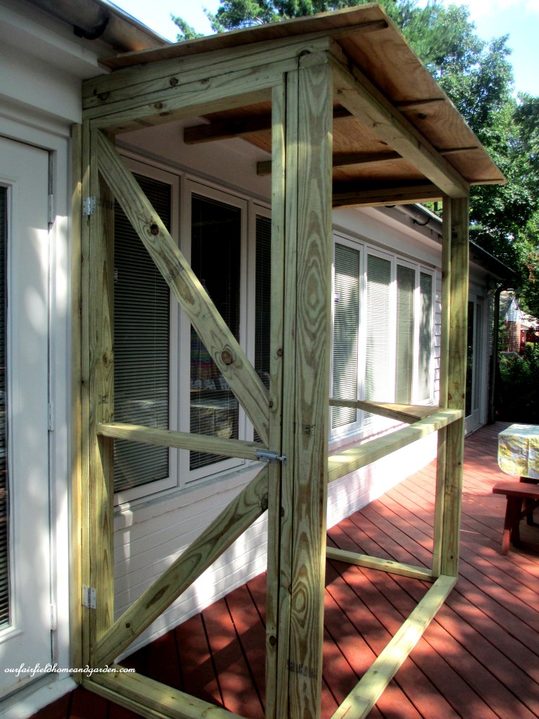 Catio https://lolajack.jp.net/build-a-catio-a-tiny-screen-house-for-kitty-cats/