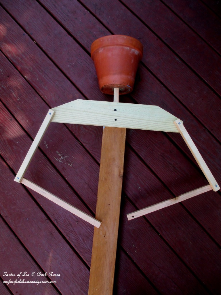 Scarecrow Frame https://lolajack.jp.net/diy-project-wood-scrap-scarecrow-my-garden-maiden/