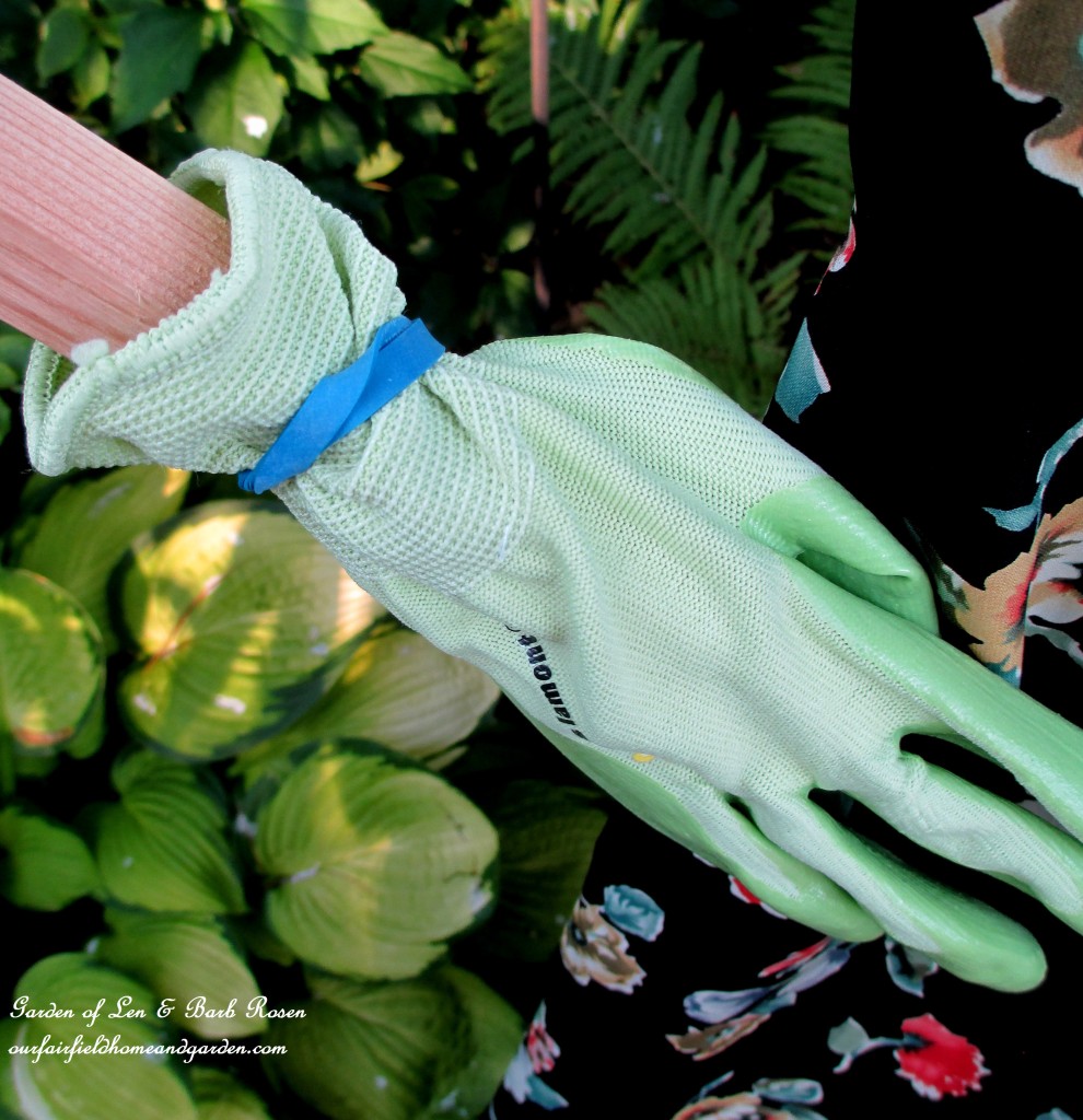 scare crow hands https://lolajack.jp.net/diy-project-wood-scrap-scarecrow-my-garden-maiden/