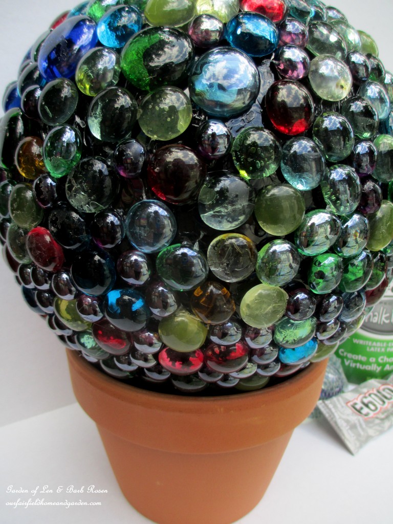 Use the flower pot as a base as you glue! https://lolajack.jp.net/diy-project-bowling-ball-garden-accent/