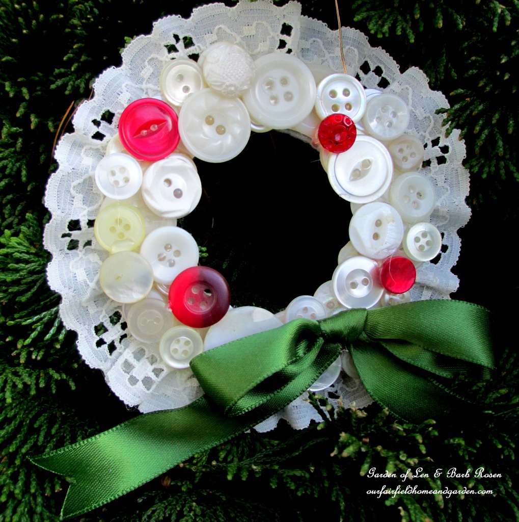 Button Wreath Ornament https://lolajack.jp.net/vintage-button-wreath-ornament-a-diy-in-your-sewing-basket/
