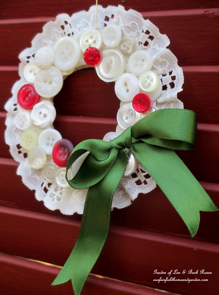 Vintage Button Wreath https://lolajack.jp.net/vintage-button-wreath-ornament-a-diy-in-your-sewing-basket/