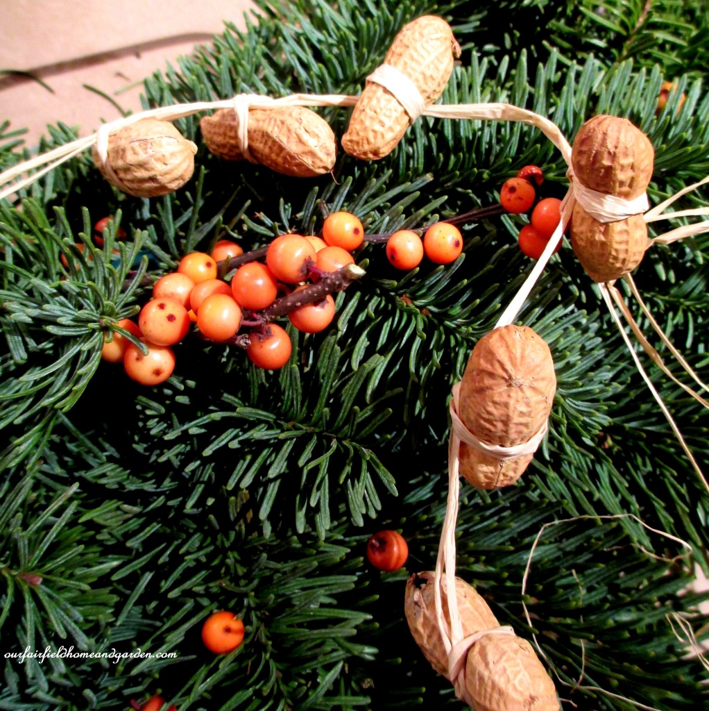 Peanut Garland https://lolajack.jp.net/natural-holiday-bird-wreath/
