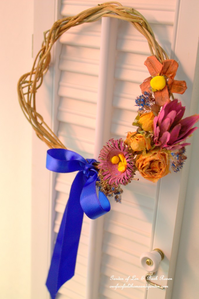 Natural materials wreath enhanced with watercolors. https://lolajack.jp.net/diy-spring-wreaths/