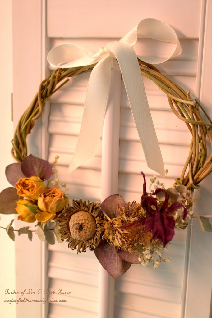 Naural wreath made of dried plant materials. https://lolajack.jp.net/diy-spring-wreaths/