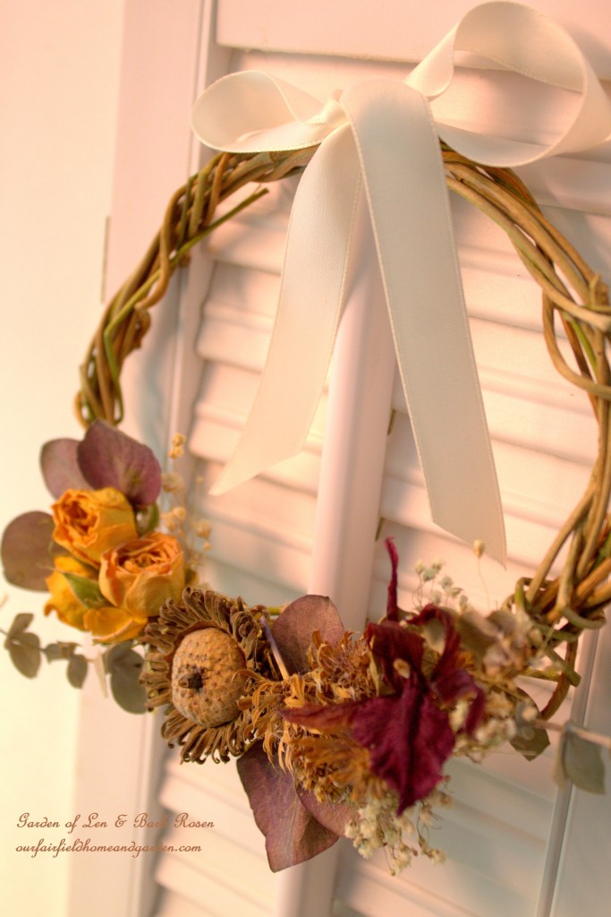 Natural Wreath with dried eucalyptus leaves, acorns, baby's breath, miniature roses and orchid flower     https://lolajack.jp.net/diy-spring-wreaths/