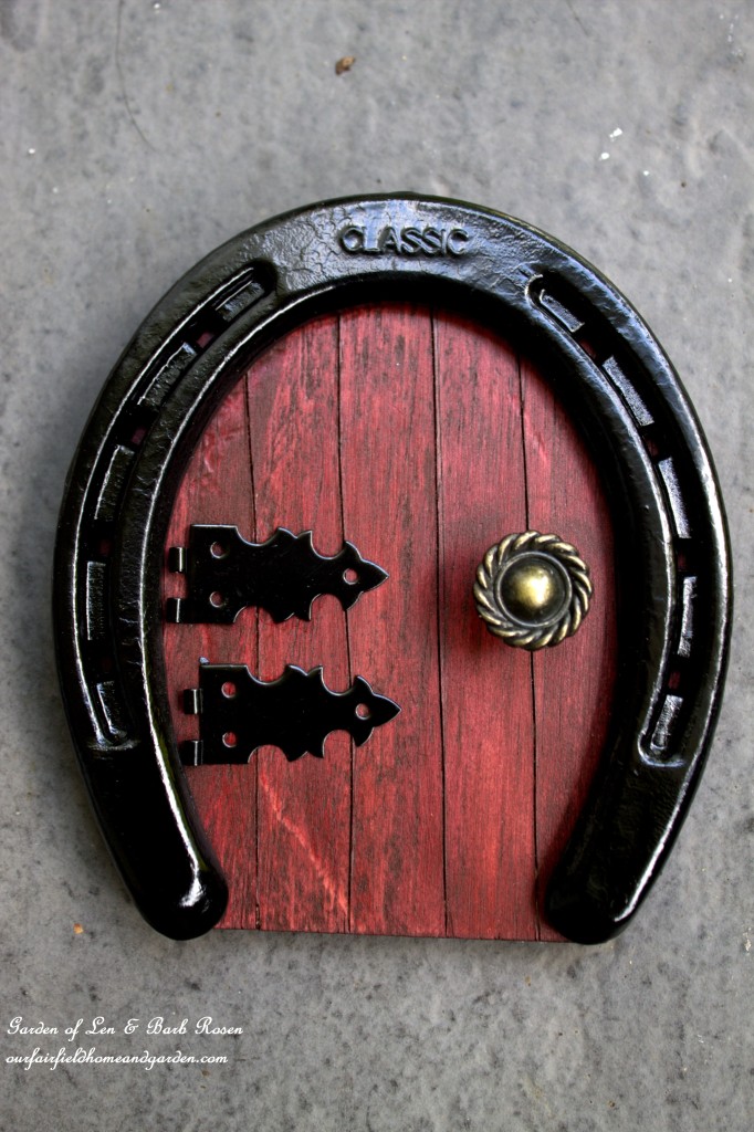 Horseshoe Fairy Door https://lolajack.jp.net/diy-horseshoe-fairy-door/