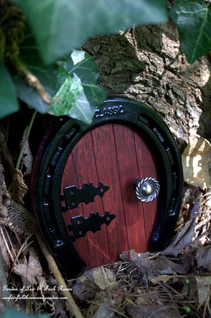 Horseshoe Fairy Door https://lolajack.jp.net/diy-horseshoe-fairy-door/