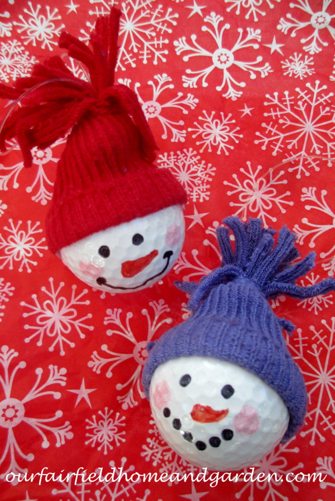 Snowman Ornaments ~ a quick and easy craft the whole family will enjoy! https://lolajack.jp.net/snowman-ornaments-from-golfballs/