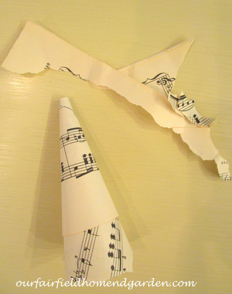 Music Sheet Christmas Tree https://lolajack.jp.net/diy-make-music-sheet-christmas-trees/